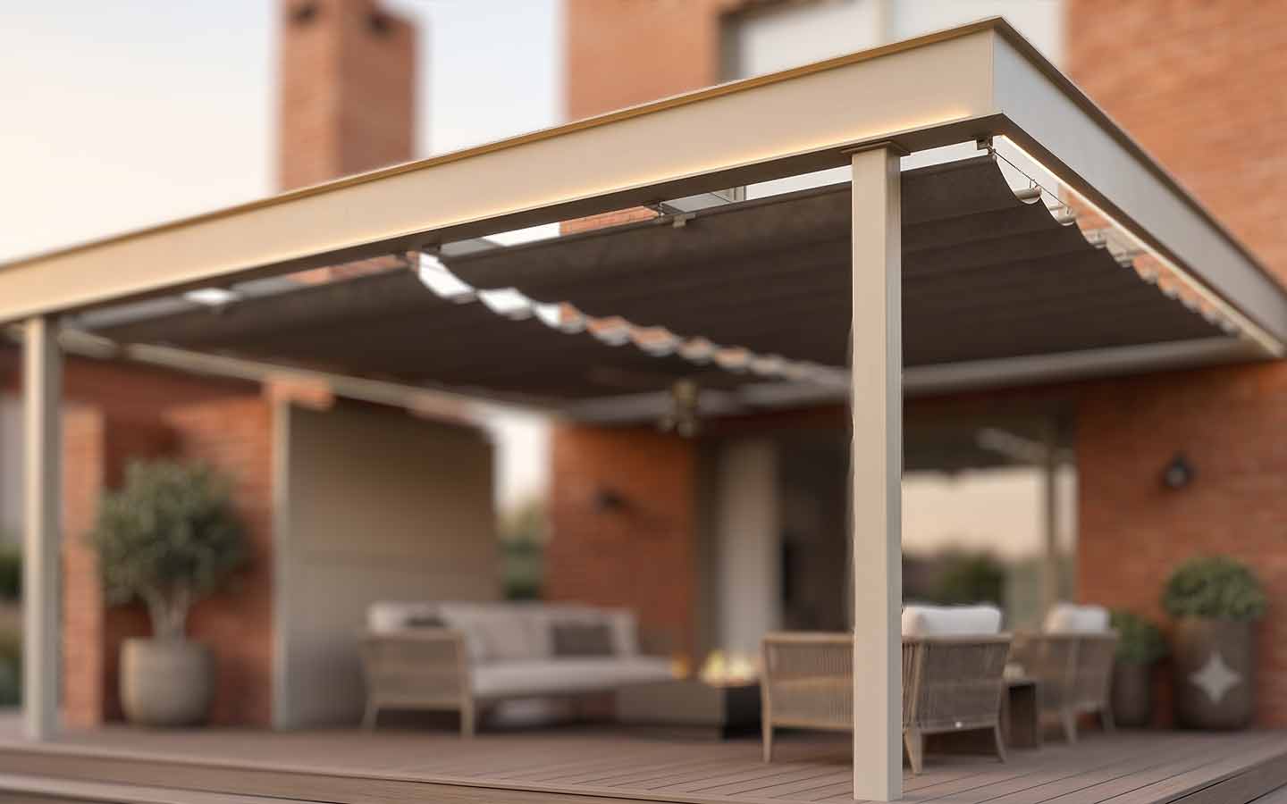 Toldo residencial instalado en terraza moderna